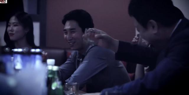张紫妍再爆猛料，“塞酒瓶”“喂食”“马桶上倒立”玩法层出不穷