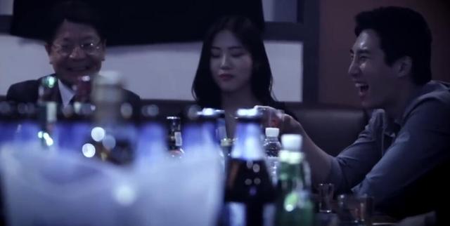 张紫妍再爆猛料，“塞酒瓶”“喂食”“马桶上倒立”玩法层出不穷