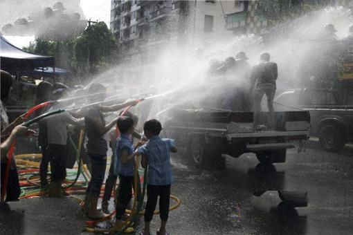 盘点全球八大最不可思议泼水节不一样的乐趣