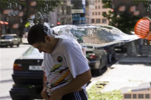 盘点全球八大最不可思议泼水节不一样的乐趣